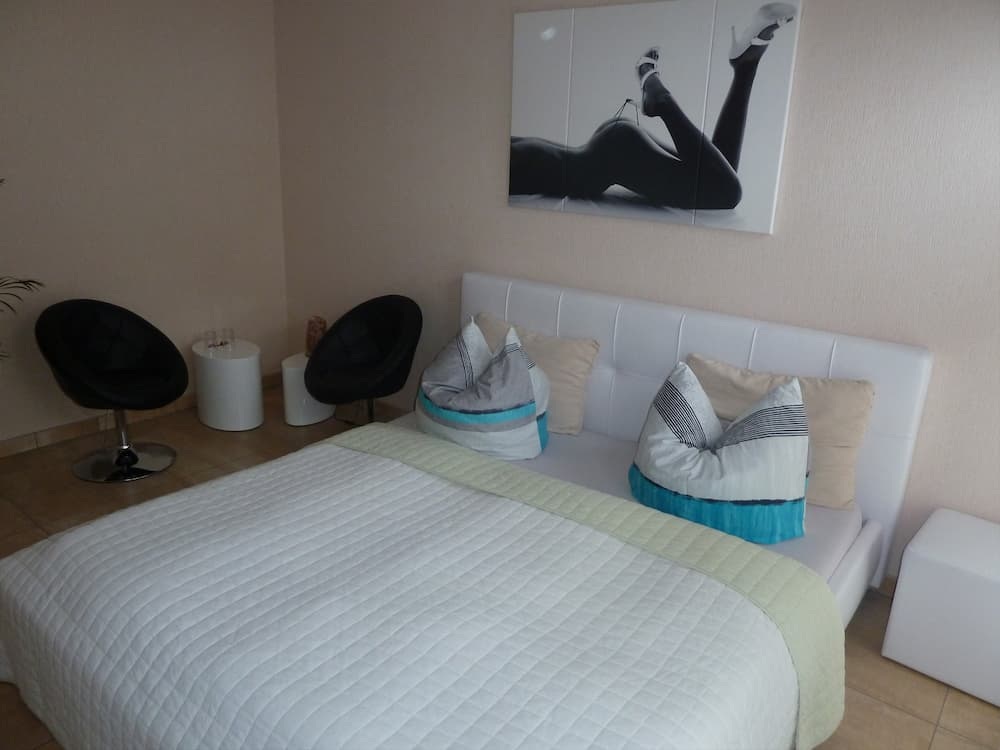 Modern eingerichtetes Stundenzimmer mit Doppelbett