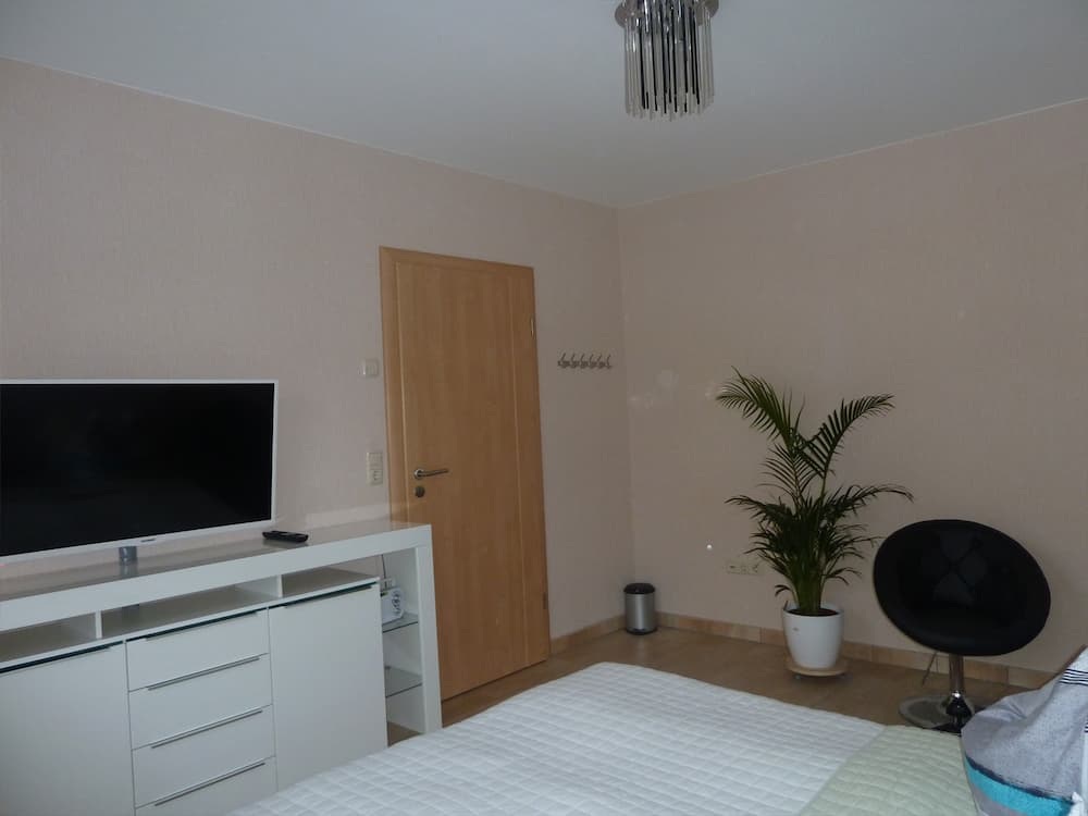 Stundenzimmer mit Fernseher und Sitzbereich