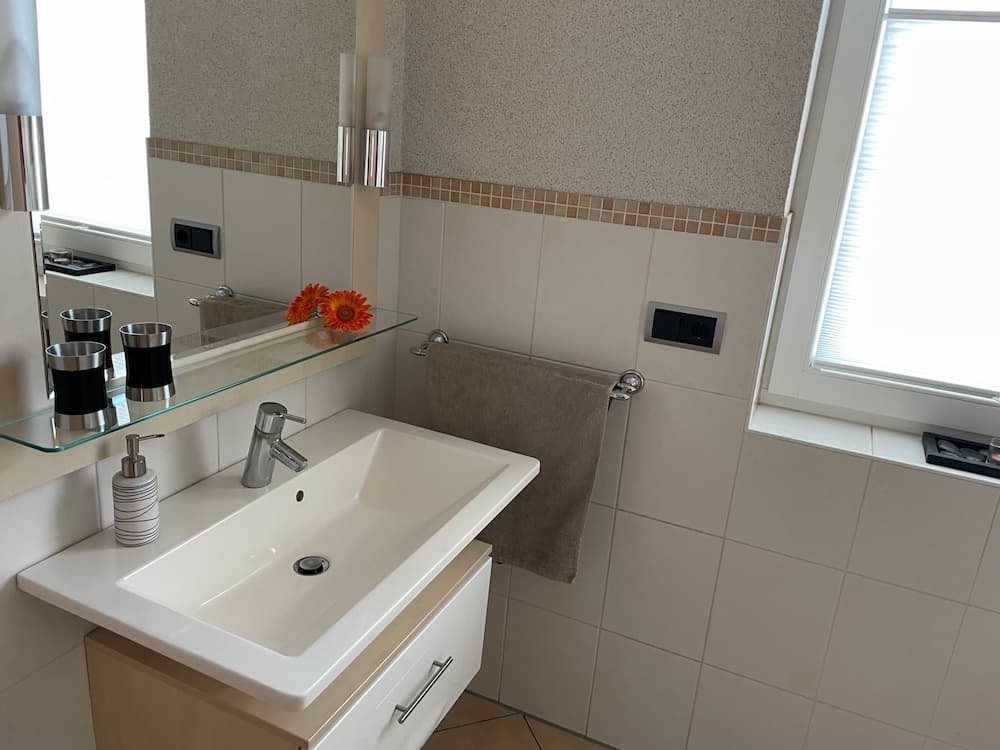 Sauberes Badezimmer im Stundenzimmer